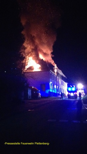 FW-PL: Folgemeldung Fw.Plettenberg. Großbrand in Plettenberg. Sämtliche Löschzüge der Feuerwehr Plettenberg im Einsatz. Weitere Drehleiter aus Lüdenscheid angefordert. Zwei Leichtverletzte Feuerwehrkräfte.