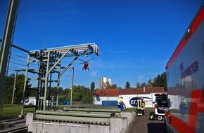 Feuerwehr Essen: FW-E: Betriebsunfall in Umspannanlage, ein Mitarbeiter lebensgefährlich verletzt