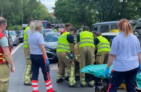 Feuerwehr Dresden: FW Dresden: Verkehrsunfall mit mehreren Fahrzeugen