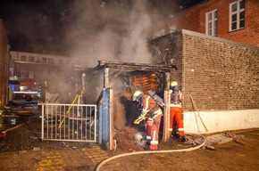 FW-RD: Nächtlicher Großeinsatz in Nortorf - Feuer in einem Wohn- und Geschäftshaus