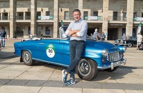 Skoda Auto Deutschland GmbH: TV-Star und SKODA Testimonial Joachim Llambi genießt Oldtimer-Rallye im FELICIA Cabrio von 1960 (FOTO)