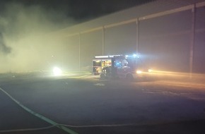 Kreisfeuerwehrverband Rendsburg-Eckernförde: FW-RD: Heuballenbrand am späten Abend in Remmels (Kreis Rendsburg-Eckernförde)