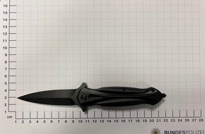 Bundespolizeidirektion Sankt Augustin: BPOL NRW: Mit Messer und Drogen unterwegs - Bundespolizei bringt aggressive Frau unter Kontrolle