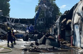 Feuerwehr Haan: FW-HAAN: Fortschreibung: Großbrand in gewerblicher Halle