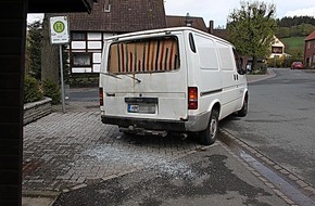 Polizeiinspektion Hameln-Pyrmont/Holzminden: POL-HM: Presseinfo der Polizeistation Hessisch Oldendorf:  Transit prallt gegen Buswartehäuschen