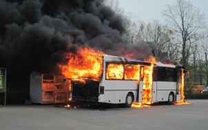 Polizeiinspektion Nienburg / Schaumburg: POL-NI: Schulbusbrand - Schulkinder und Busfahrer unverletzt  -Bild im Download-