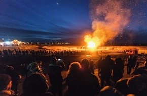 Tourismus-Zentrale St. Peter-Ording: Lichtkunst und Biikebrennen: St. Peter-Ording startet mit zwei Veranstaltungen ins Jahr 2026