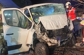 Polizeipräsidium Konstanz: POL-KN: (Emmingen-Liptingen, B14 Schuhfranz, Lkr. Tuttlingen) Fahrer eines Kleintransporters bei Unfall schwer verletzt