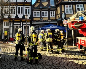 FW Celle: Starke Rauchentwicklung aus Fachwerkhaus in der Celler Altstadt - Feuer in einem Keller am ersten Weihnachtstag!
