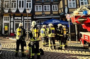 Freiwillige Feuerwehr Celle: FW Celle: Starke Rauchentwicklung aus Fachwerkhaus in der Celler Altstadt - Feuer in einem Keller am ersten Weihnachtstag!