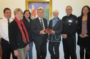 Polizeidirektion Göttingen: POL-GOE: (795/2012) Verfrühtes Weihnachtsgeschenk - Polizei Göttingen spendet 1.200 Euro an das Hospiz an der Lutter