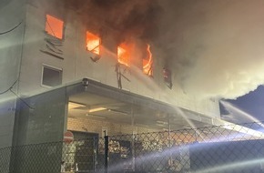 PD Main-Taunus - Polizeipräsidium Westhessen: POL-MTK: Brand in Lager- und Bürokomplex, Hattersheim am Main, Schulstraße, Dienstag, 02.12.2025, 01:45 Uhr