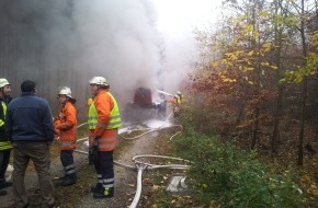 Polizeiinspektion Hildesheim: POL-HI: Holzerntemaschine geht in Flammen auf