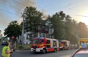 Feuerwehr Dresden: FW Dresden: Dachstuhlbrand in einem Wohngebäude mit zahlreichen Verletzten