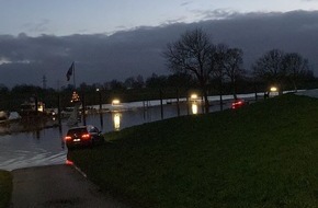 Polizeiinspektion Stade: POL-STD: Unvorsichtige Autofahrer an der Elbe in Stadersand - Feuerwehr muss Fahrzeuge aus Überflutungsgebiet bergen