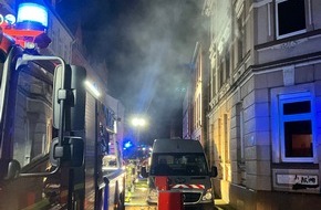 Feuerwehr Gelsenkirchen: FW-GE: Brand mit Menschenleben in Gefahr in Ückendorf - Feuer in einem Mehrfamilienhaus an der Metzer Straße