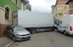 Polizeipräsidium Freiburg: POL-FR: Waldkirch: Lkw übersieht parkende Autos / Denzlingen und Vörstetten: Zweimal Unfallflucht - Verursacher dank Zeugen schnell ermittelt