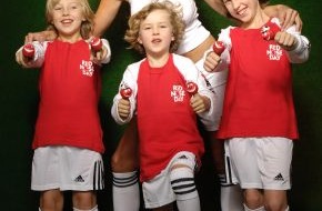 ProSieben: RED NOSE DAY 2006: rote Fußball-Nasen für Kinder in Not!