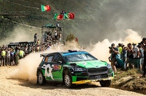 Skoda Auto Deutschland GmbH: Dominanter WRC2-Dreifachsieg: Škoda Fabia RS Rally2 meistern die rauen Schotterpisten der Rallye Portugal