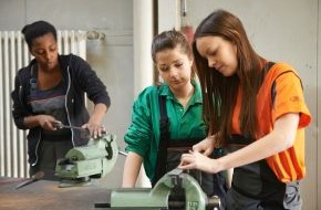 Ford-Werke GmbH: Von Forschung und Entwicklung bis hin zur Produktion / Ford gewährt bei Girls' Day einen Blick hinter die Kulissen