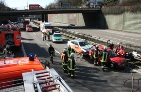 Feuerwehr Essen: FW-E: Verkehrsunfall auf der A52, junge Frau lebensgefährlich verletzt