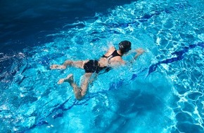 Wort & Bild Verlagsgruppe - Gesundheitsmeldungen: Schwimmen stärkt den Rücken - wenn die Technik stimmt / Wer an Kreuzweh leidet, sollte Wassersport betreiben. Doch insbesondere beim Brustschwimmen ist die richtige Technik wichtig
