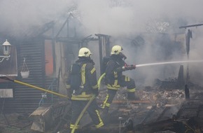 Feuerwehr Mülheim an der Ruhr: FW-MH: Vollbrand einer Gartenlaube mit starker Rauchentwicklung. Eine leicht verletzte Person.