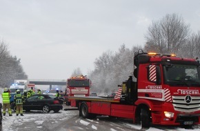 Feuerwehr Bremerhaven: FW Bremerhaven: Verkehrsunfall mit drei Fahrzeugen - fünf verletzte Personen auf der Autobahn 27