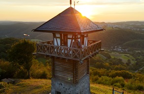 REKORD-INSTITUT für DEUTSCHLAND: Finnian Garvey erreicht Ziel – wagemutiger RID-Weltrekord offiziell bestätigt: »schnellste Zeit für den Deutschen Limes-Wanderweg zu Fuß in historischer Rüstung« (46 Tage)