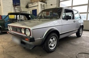 Polizeiinspektion Rotenburg: POL-ROW: Zeugen nach VW-Komplettentwendung in Mulmshorn gesucht