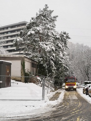 FW-EN: Feuerwehr wegen Schneewetterlage dauerhaft im Einsatz! - 27 Einsätze für Feuerwehr und THW-Wache bis zum Abend besetzt