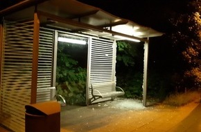 Bundespolizeiinspektion Flensburg: BPOL-FL: Personengruppe zerstört Scheibe vom Unterstand; fährt ohne Ticket mit dem Zug; flüchtet vor der Bundespolizei