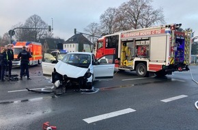 Feuerwehr Moers: FW Moers: Schwerer Verkehrsunfall mit 2 Verletzten im Kreuzungsbereich