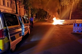 Polizei Paderborn: POL-PB: "Dixi"-Klo und Baustellenabsperrung in Brand gesetzt