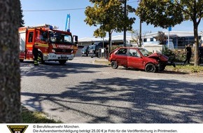 Feuerwehr München: FW-M: Pkw rauscht gegen Baum (Euro-Industriepark)