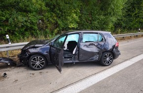 Hauptzollamt Braunschweig: HZA-BS: Der ZOLL leistet Erste Hilfe auf der Bundesautobahn 7 bei Hotteln / Zwei Autos und ein LKW verunfallen