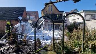 Freiwillige Feuerwehr Heide-Stadt: FW Heide: Feuer greift von Anbau auf Wohnhaus &uuml;ber / Gro&szlig;brand im Stadtgebiet