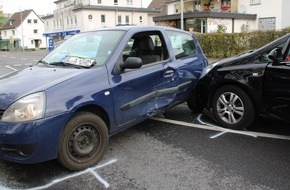 Polizei Rheinisch-Bergischer Kreis: POL-RBK: Bergisch Gladbach - Mißverständnis beim Anfahren: eine Verletzte und drei beschädigte Autos