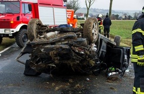 Polizeiinspektion Hameln-Pyrmont/Holzminden: POL-HM: Schwerer Verkehrsunfall auf der L432 - Pkw-Insassen nach Überschlag schwer verletzt