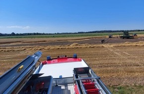 Feuerwehr Landkreis Leer: FW-LK Leer: Mähdrescher verursacht großen Flächenbrand