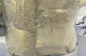 Zollfahndungsamt Hannover: ZOLL-H: ZOLL stellt 400 Kilogramm Heroin im Hamburger Hafen sicher/Wert des Heroins von ca. 32 Millionen Euro, Durchsuchungen von Wohn- und Gesch&auml;ftsr&auml;umen in Bremen, Bremerhaven und Osterholz-Scharmbeck