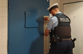 Bundespolizeiinspektion Hamburg: BPOL-HH: Über drei Promille: Betrunkener Mann schlägt und spuckt um sich- Bundespolizisten müssen 36-Jährigen in das Bundespolizeirevier im Bahnhof Harburg tragen-