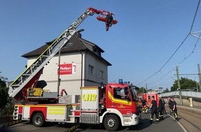 Feuerwehr Dortmund: FW-DO: Verletzte Person von Dach in Dortmund-Wickede gerettet
