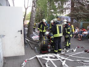 FW-AR: &quot;Die Sicherheit der Asylsuchenden hat für uns oberste Priorität.&quot; - Arnsberger Feuerwehr übt den Ernstfall in Neheimer Asylbewerberunterkunft