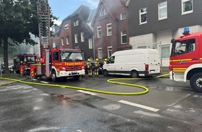 Feuerwehr Gelsenkirchen: FW-GE: Kellerbrand mit Gas-Verpuffung in Gelsenkirchen: Zwei Feuerwehrkr&auml;fte verletzt
