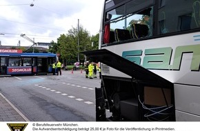 Feuerwehr München: FW-M: Trambahn und Reisebus kollidieren (Maxvorstadt)