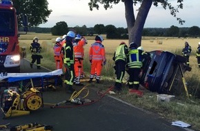 Feuerwehr Oelde: FW Oelde: PKW Fahrerin nach Kollision mit Baum im Fahrzeug eingeschlossen.