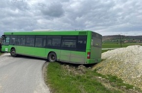 Polizeiinspektion Hildesheim: POL-HI: Busfahrer kommt dreimal nacheinander von Fahrbahn ab.