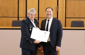 Polizeipräsidium Südosthessen: POL-OF: Verabschiedung im Rathaus: Dienststellenleiter Henry Faltin geht in den Ruhestand