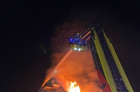 Feuerwehr Detmold: FW-DT: Dachstuhlbrand - Menschenleben in Gefahr